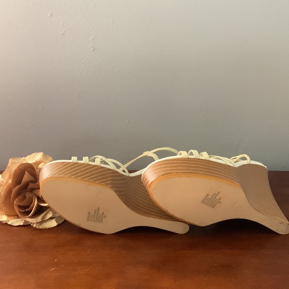 COLIN STUART GENUINE leather beige 4 1/2 in wooden platform wedge sandals. Sz 7 - Picture 3 of 3